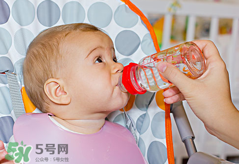 寶寶能喝礦泉水嗎？礦泉水寶寶適合寶寶喝嗎？