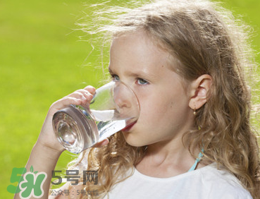 寶寶能喝礦泉水嗎？礦泉水寶寶適合寶寶喝嗎？