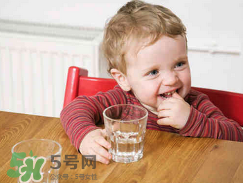 寶寶喝礦泉水好還是自來水好？寶寶喝哪種水好？