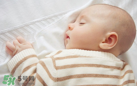 新生兒要多抱抱嗎？新生兒應(yīng)該是多抱還是多躺？