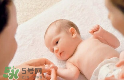 新生兒要多抱抱嗎？新生兒應(yīng)該是多抱還是多躺？