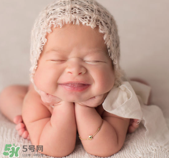 新生兒要多抱抱嗎？新生兒應(yīng)該是多抱還是多躺？