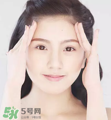 抬頭紋太重怎么辦？撫平抬頭紋只需這幾招