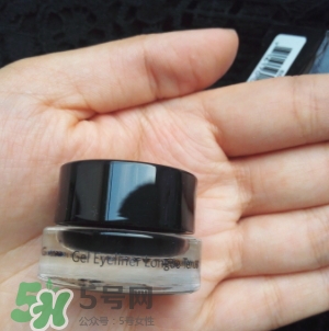 眼線膏要沾水嗎？用干刷子還是濕刷子