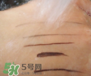 眼線膏要沾水嗎？用干刷子還是濕刷子