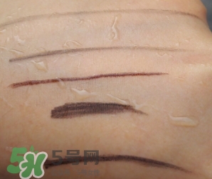 眼線膏要沾水嗎？用干刷子還是濕刷子