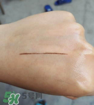 眼線膏要沾水嗎？用干刷子還是濕刷子