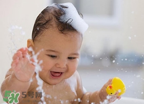 新生兒痤瘡多久會(huì)好？新生兒痤瘡能用百多邦嗎？