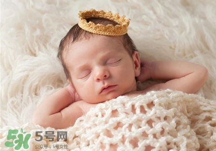 新生兒怎么睡覺姿勢正確？新生兒怎么睡頭型好看？