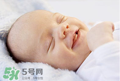 寶寶發(fā)燒出汗可以蓋被子嗎？寶寶發(fā)燒出汗了會(huì)退燒嗎？