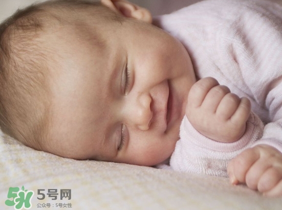 寶寶睡覺為什么會(huì)笑？寶寶睡覺笑出聲是做夢(mèng)了嗎？