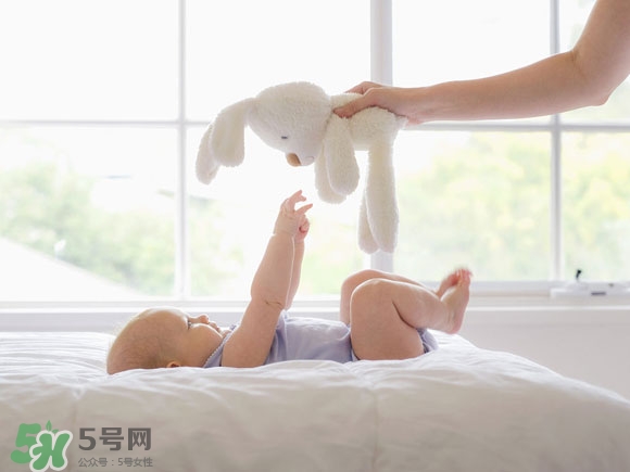 寶寶頭型是睡出來(lái)的嗎？寶寶頭型矯正最佳時(shí)間