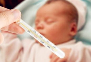 寶寶發(fā)燒睡著了要叫醒吃藥嗎？9個(gè)處理寶寶發(fā)燒的辦法