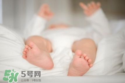 寶寶發(fā)燒睡著了要叫醒吃藥嗎？9個(gè)處理寶寶發(fā)燒的辦法