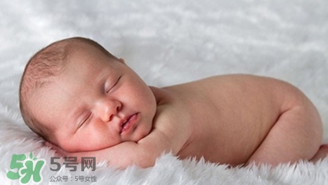 新生兒怎么睡覺姿勢正確？新生兒怎么睡頭型好看？