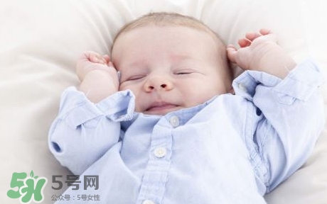 寶寶睡覺(jué)為什么會(huì)笑？寶寶睡覺(jué)笑出聲是做夢(mèng)了嗎？