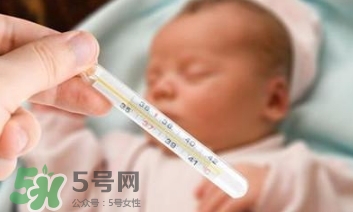 寶寶發(fā)燒睡著了要叫醒吃藥嗎？9個(gè)處理寶寶發(fā)燒的辦法