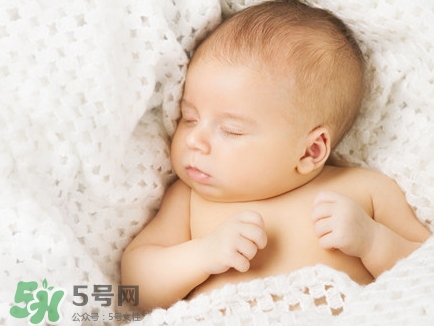 新生兒怎么睡覺姿勢正確？新生兒怎么睡頭型好看？