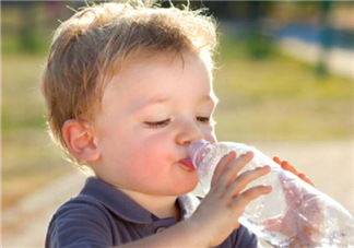 寶寶能喝礦泉水嗎？礦泉水寶寶適合寶寶喝嗎？