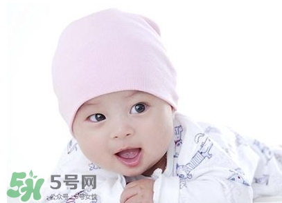 新生兒痤瘡多久會(huì)好？新生兒痤瘡能用百多邦嗎？