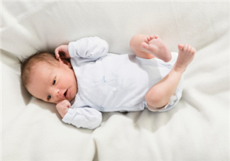 新生兒要多抱抱嗎？新生兒應(yīng)該是多抱還是多躺？