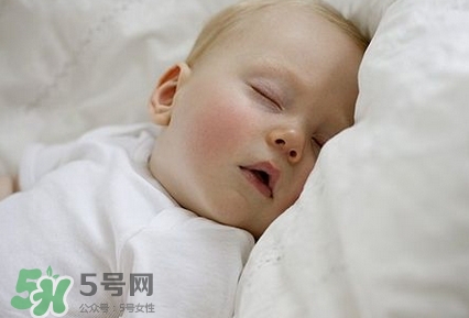 寶寶發(fā)燒睡著了要叫醒吃藥嗎？9個(gè)處理寶寶發(fā)燒的辦法