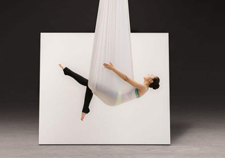 空中瑜伽誰發(fā)明的？空中瑜伽到底有哪些功效