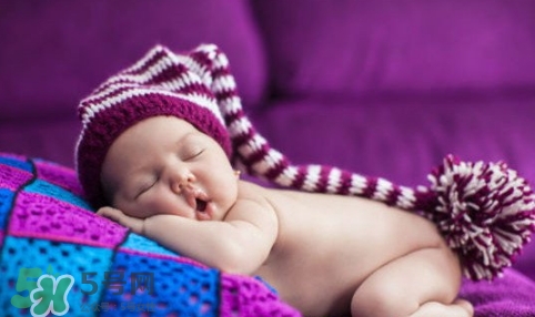 新生兒怎么睡覺姿勢正確？新生兒怎么睡頭型好看？