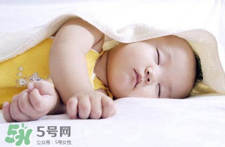 寶寶發(fā)燒睡著了要叫醒吃藥嗎？9個(gè)處理寶寶發(fā)燒的辦法