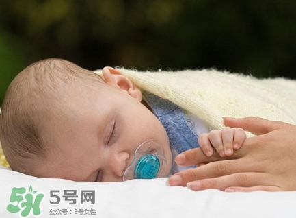 新生兒怎么睡覺姿勢正確？新生兒怎么睡頭型好看？