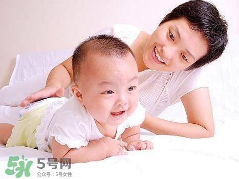 寶寶發(fā)燒出汗可以蓋被子嗎？寶寶發(fā)燒出汗了會(huì)退燒嗎？