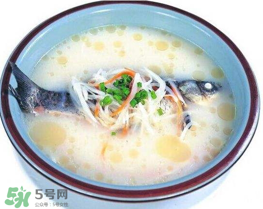 鯽魚湯里可以放什么菜最好？鯽魚燉湯放什么菜？