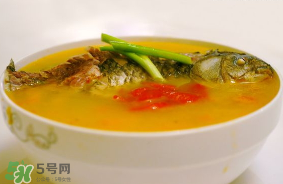 鯽魚(yú)湯可以放西紅柿嗎？西紅柿鯽魚(yú)湯的功效