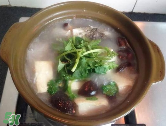 鯽魚(yú)湯可以放香菇嗎？香菇鯽魚(yú)湯的做法