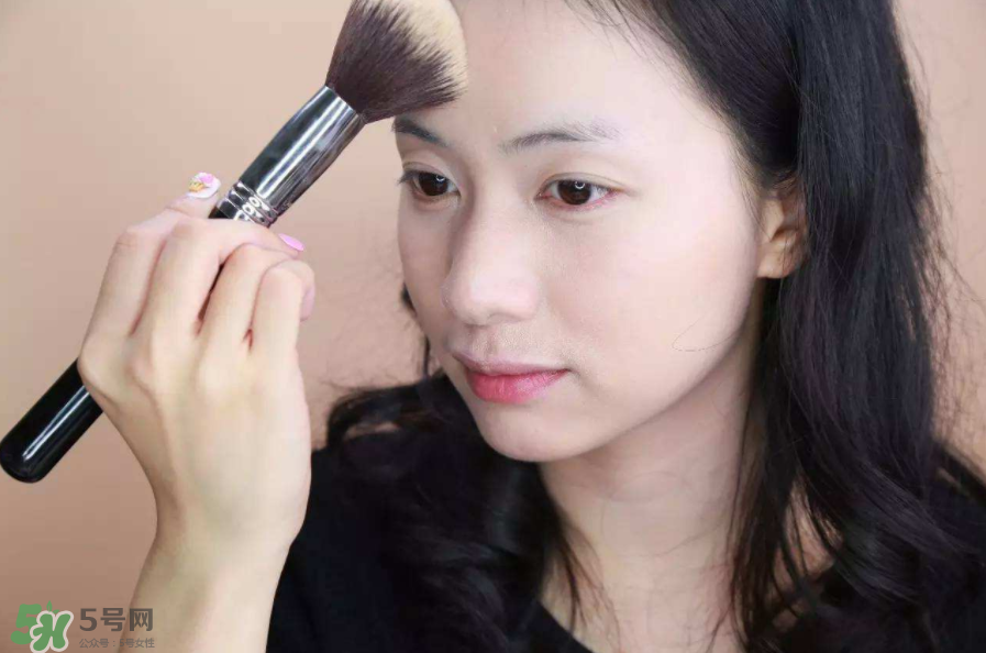 定妝噴霧好還是散粉？定妝噴霧在散粉后用嗎？