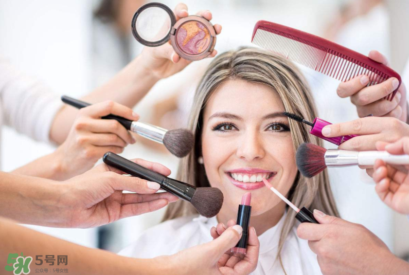 涂了防曬再上散粉會(huì)搓泥嗎？防曬噴霧和散粉的先后順序 