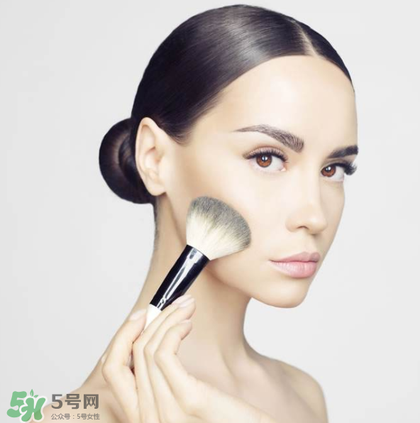 涂了防曬再上散粉會(huì)搓泥嗎？防曬噴霧和散粉的先后順序 