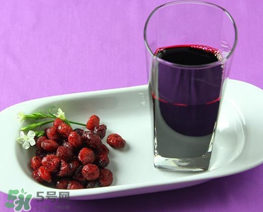 蔓越莓是長在水里的嗎？蔓越莓生長在哪里的