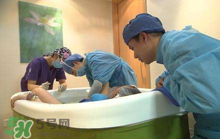 水中分娩時寶寶會嗆水嗎？水中分娩寶寶不會淹嗎？