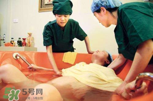 水中分娩時寶寶會嗆水嗎？水中分娩寶寶不會淹嗎？