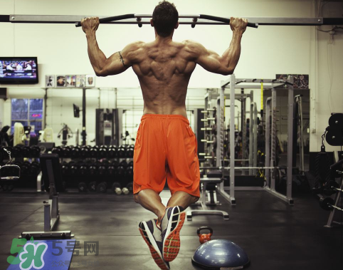 引體向上背部怎么發(fā)力？引體向上發(fā)力技巧