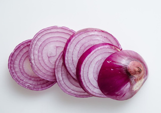 洋蔥榨汁能每天喝嗎？洋蔥汁能治什么??？