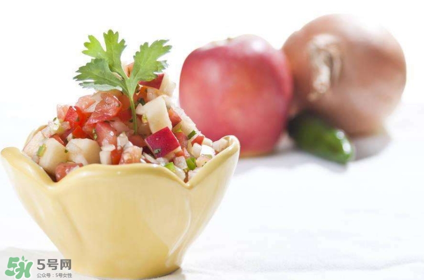 洋蔥榨汁能每天喝嗎？洋蔥汁能治什么?。?></p><p>4、防骨質(zhì)疏松</p><p>吃洋蔥可以抑制骨質(zhì)密度減少，更年期女性可以增加攝取量。</p><p>5、具生發(fā)效果</p><p>洋蔥所含硫磺化合物有生發(fā)作用，有研究顯示，將洋蔥汁以1周2次的頻率涂抹頭皮，2個月后頭發(fā)明顯生長。</p><p>6、肌膚水當(dāng)當(dāng)</p><p>洋蔥可促進(jìn)血液循環(huán)，可幫助難以愈合的傷口或瘀青復(fù)元。</p><p>7、有效降血糖</p><p>洋蔥含大量的鉻，研究顯示可有效降低血糖值。</p>		</div>
<div align=