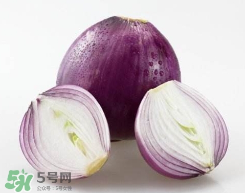 洋蔥榨汁能每天喝嗎？洋蔥汁能治什么?。?></p><p>防癌：一顆洋蔥隨便吃</p><p>洋蔥中所含有山奈酚和檞皮黃酮等成份，能夠阻止癌細(xì)胞的血管生成，可防治乳癌、胃癌及其他癌癥的發(fā)生。</p><p>山東省的一個研究也發(fā)現(xiàn)：當(dāng)洋蔥吃得越多，得胃癌的機(jī)率越低。</p><p>哮喘：每天涼拌洋蔥絲</p><p>洋蔥中含有至少三種抗發(fā)炎的天然化學(xué)物質(zhì)，可以防治哮喘。這是因?yàn)檠笫[中的有效物質(zhì)可以抑制組織胺的活動，而組織胺會引起哮喘的過敏癥狀。</p><p>德國研究發(fā)現(xiàn)，洋蔥可以使哮喘的發(fā)作機(jī)率降低一半左右。</p><p style=