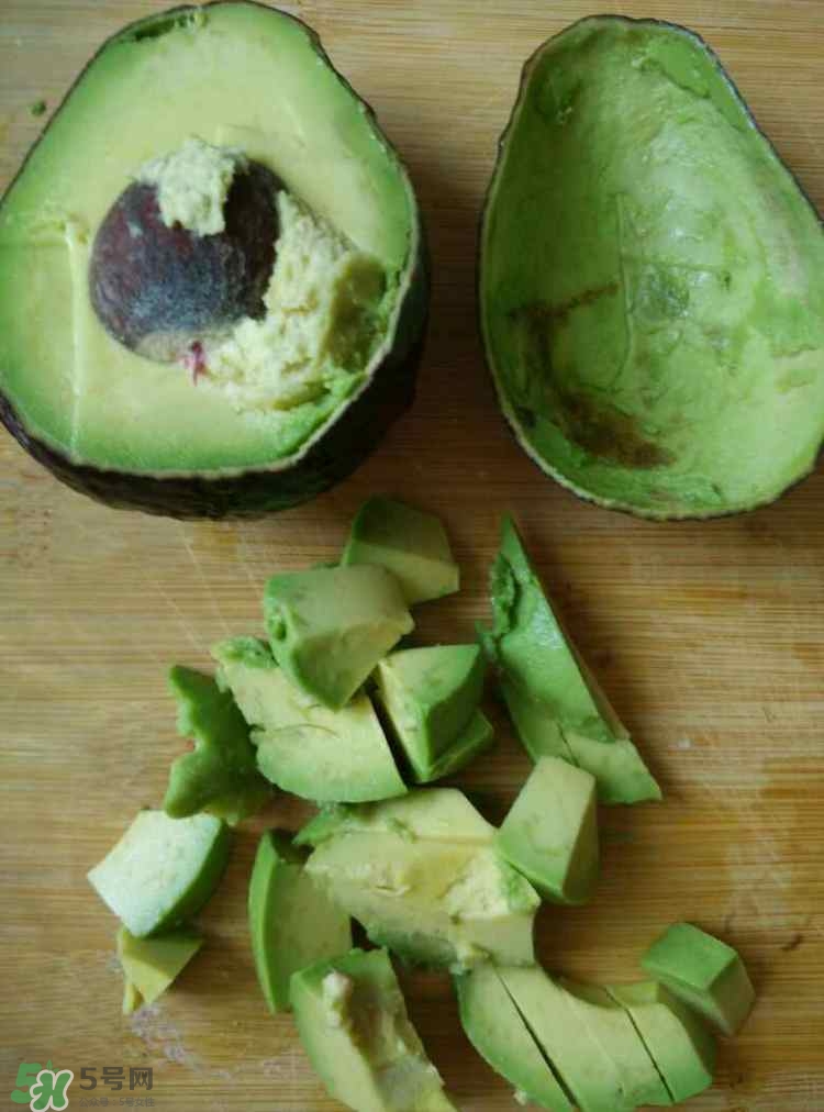 牛油果沙拉怎么做？牛油果沙拉用什么醬？