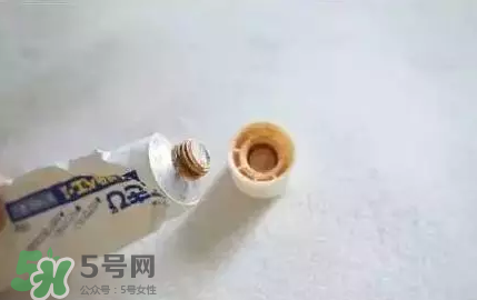 白兔暗瘡膏還是獅王祛痘膏好？?jī)煽铎疃划a(chǎn)品對(duì)比
