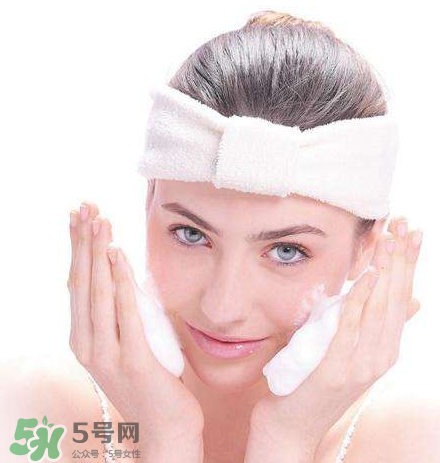 痘痘肌的護(hù)膚品怎么挑？正確挑選祛痘產(chǎn)品