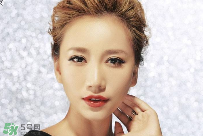 生理鹽水能泡隱形眼鏡嗎？生理鹽水能泡美瞳嗎？