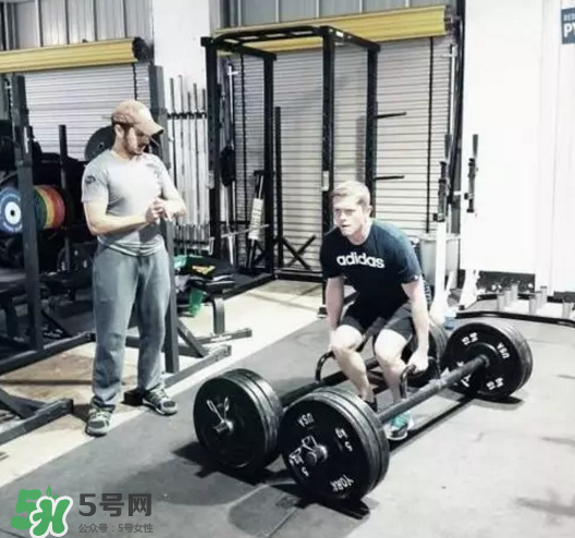 農(nóng)夫行走可以單手嗎？農(nóng)夫行走要沉肩嗎？