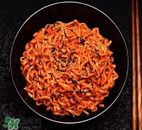 國產(chǎn)火雞面和韓國的味道一樣嗎？國產(chǎn)火雞面和韓國有什么區(qū)別？